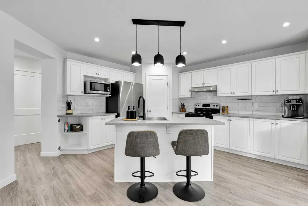 272 Douglas Glen Boulevard SE Calgary AB T2Z 3M8