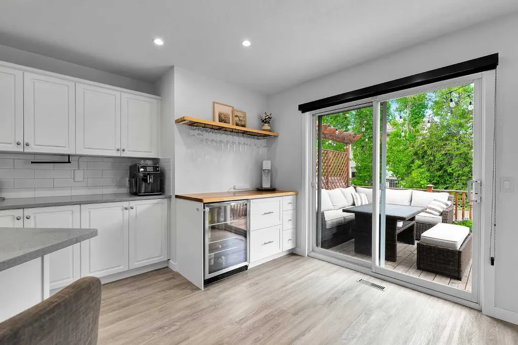 272 Douglas Glen Boulevard SE Calgary AB T2Z 3M8