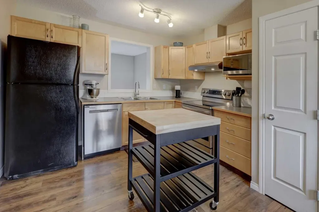 158 Everhollow Heights SW Calgary AB T2Y5B3