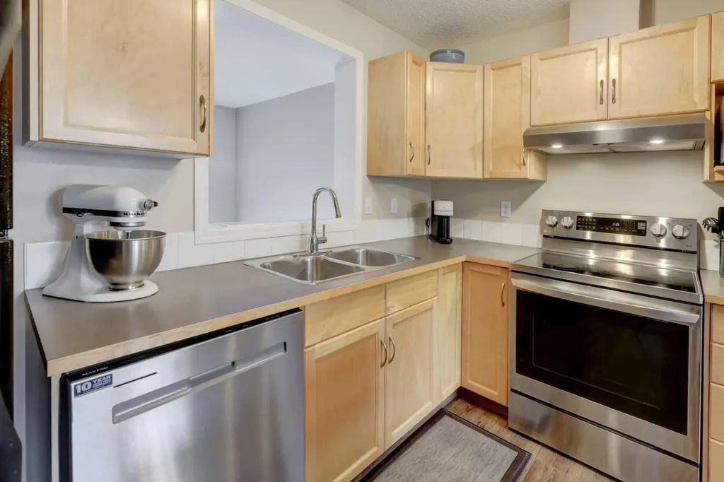 158 Everhollow Heights SW Calgary AB T2Y5B3
