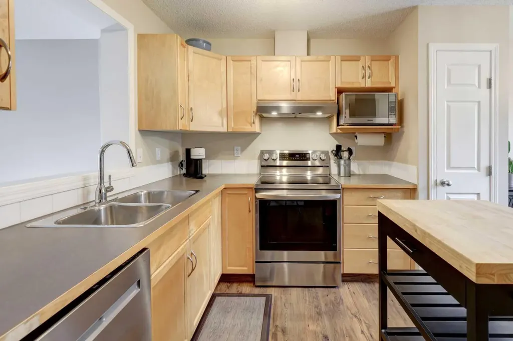 158 Everhollow Heights SW Calgary AB T2Y5B3