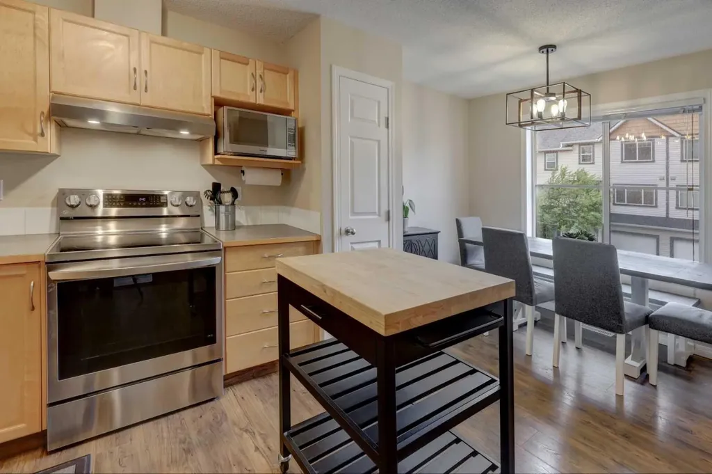 158 Everhollow Heights SW Calgary AB T2Y5B3