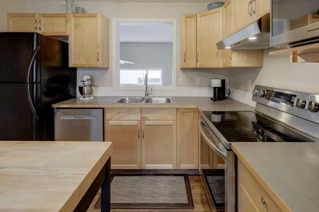 158 Everhollow Heights SW Calgary AB T2Y5B3