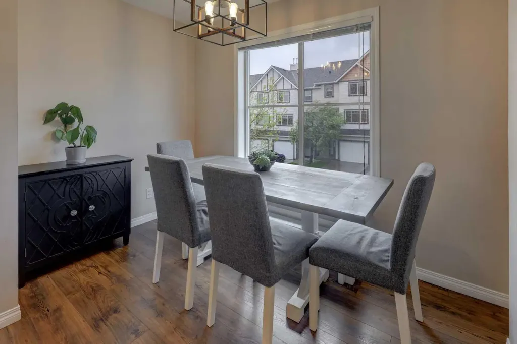 158 Everhollow Heights SW Calgary AB T2Y5B3