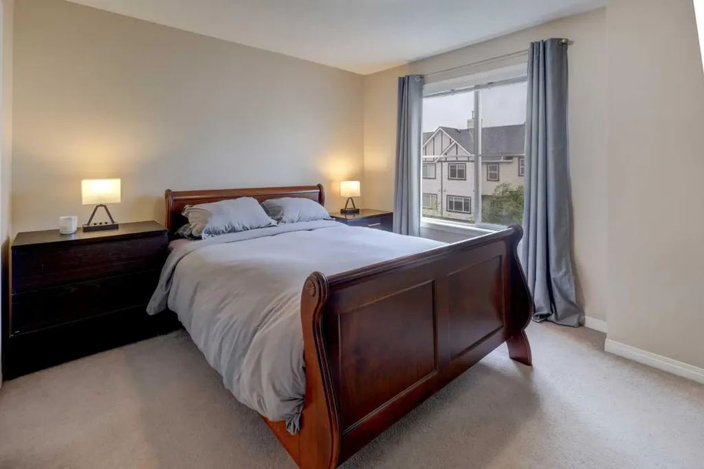 158 Everhollow Heights SW Calgary AB T2Y5B3