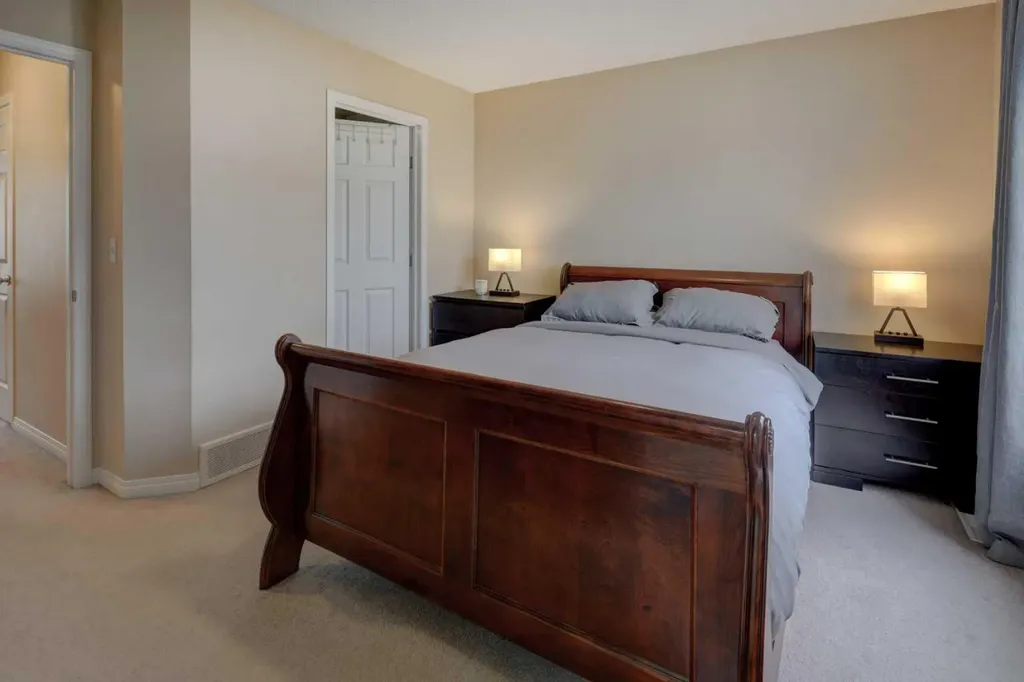 158 Everhollow Heights SW Calgary AB T2Y5B3