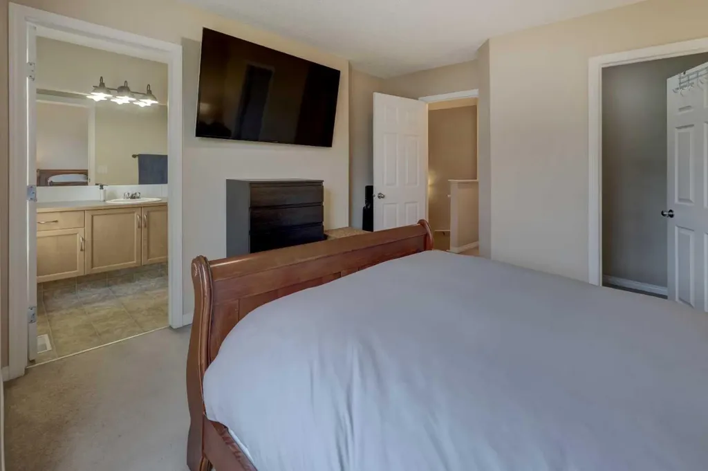 158 Everhollow Heights SW Calgary AB T2Y5B3