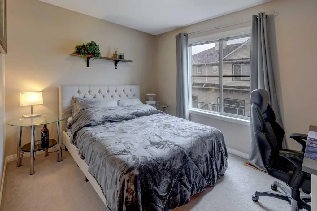 158 Everhollow Heights SW Calgary AB T2Y5B3