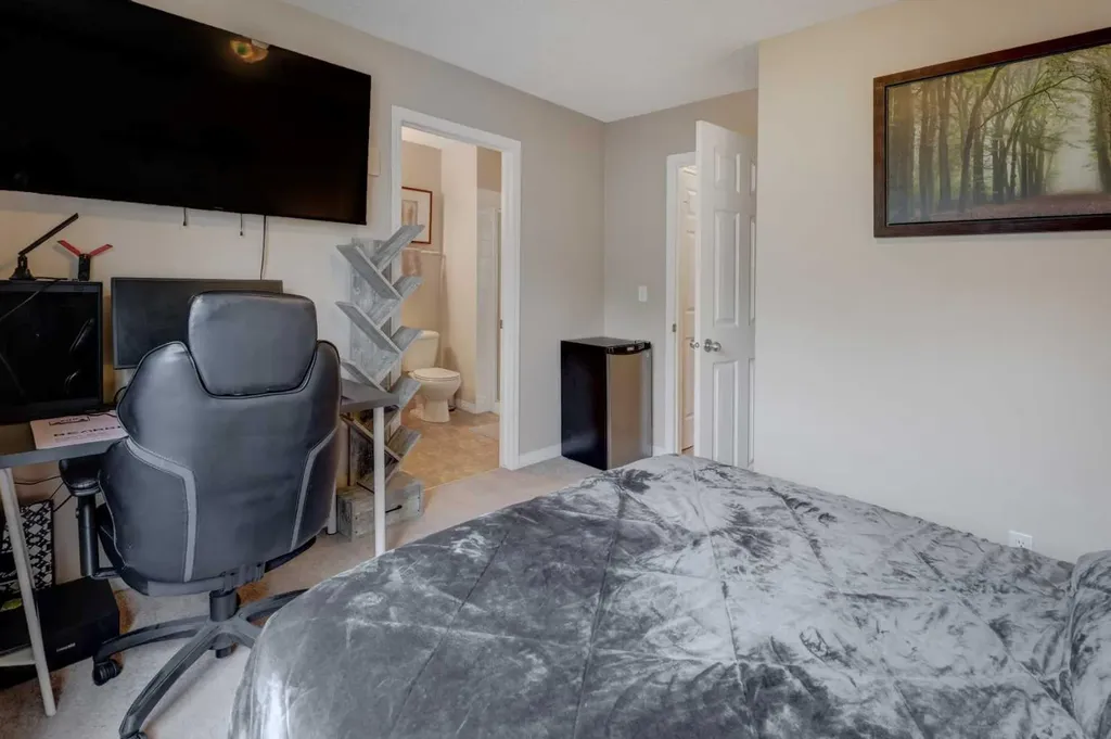 158 Everhollow Heights SW Calgary AB T2Y5B3