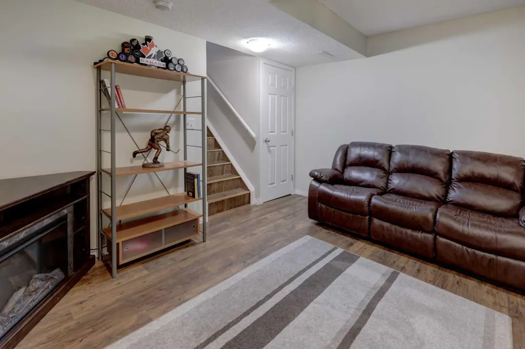 158 Everhollow Heights SW Calgary AB T2Y5B3