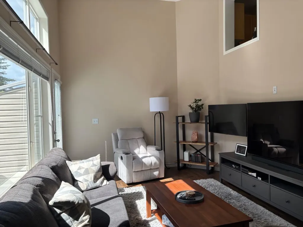158 Everhollow Heights SW Calgary AB T2Y5B3