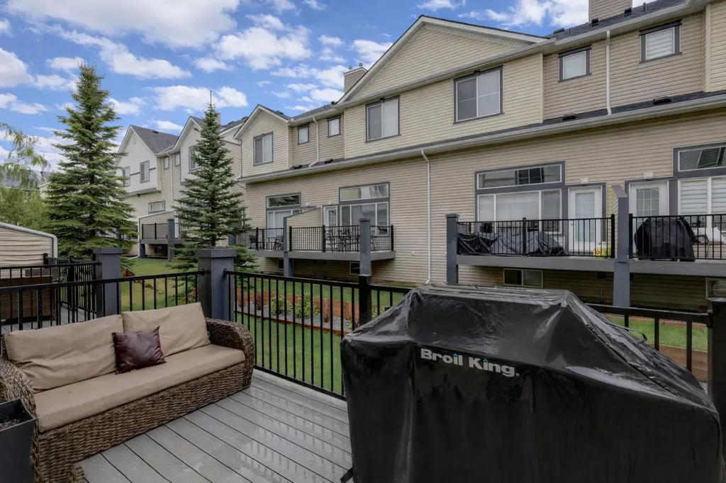 158 Everhollow Heights SW Calgary AB T2Y5B3