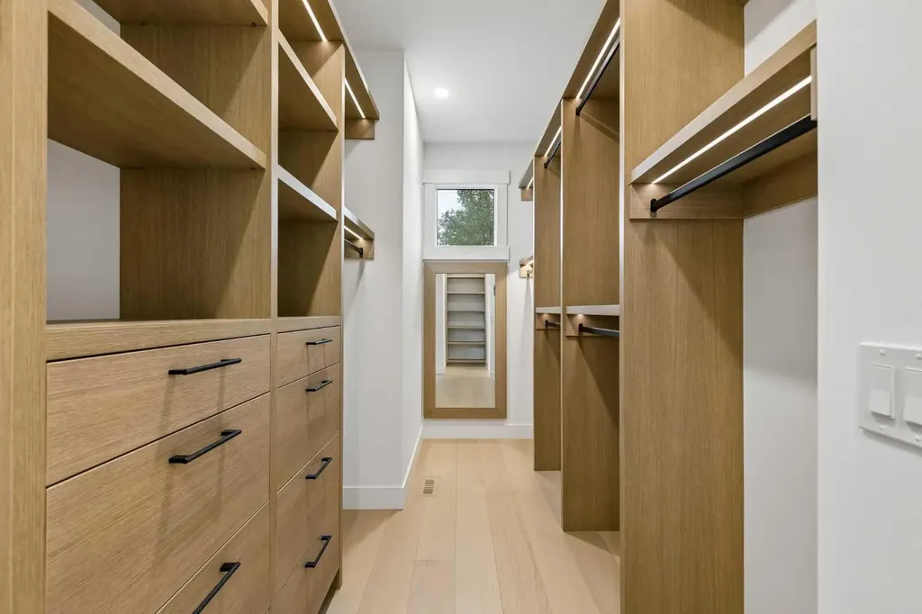 1807 Broadview Road NW Calgary AB T2N 3H6