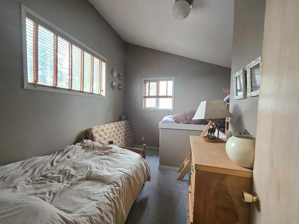 5106 Center Avenue Robb AB T7E 1X0
