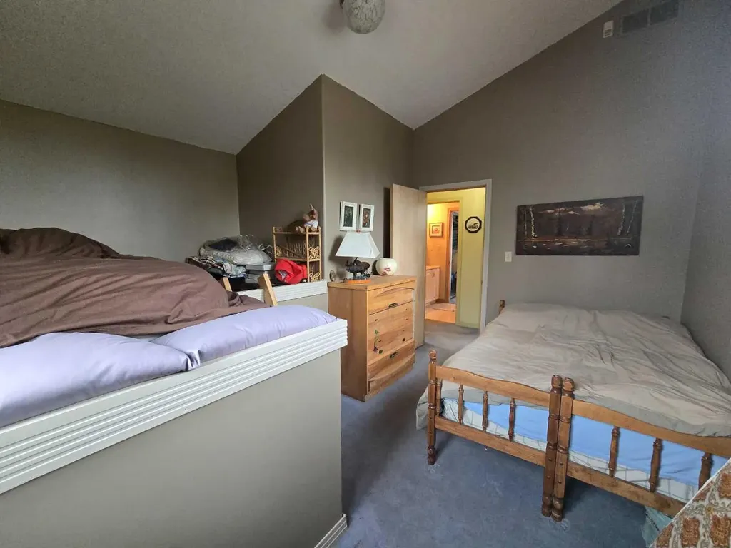 5106 Center Avenue Robb AB T7E 1X0
