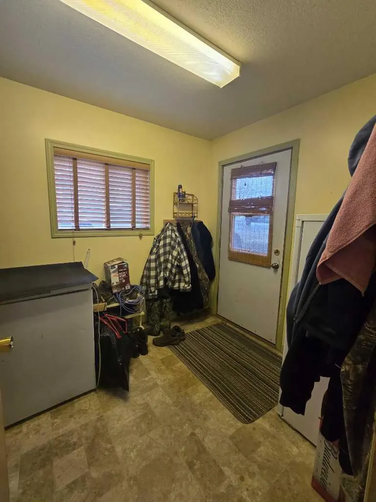 5106 Center Avenue Robb AB T7E 1X0