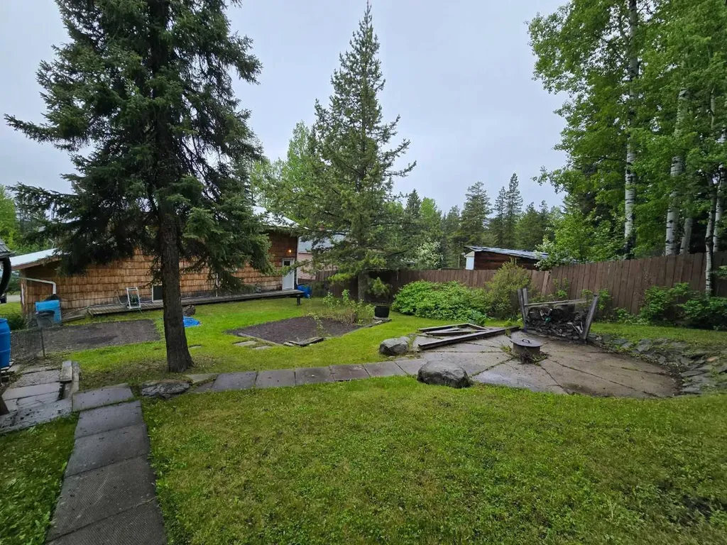 5106 Center Avenue Robb AB T7E 1X0