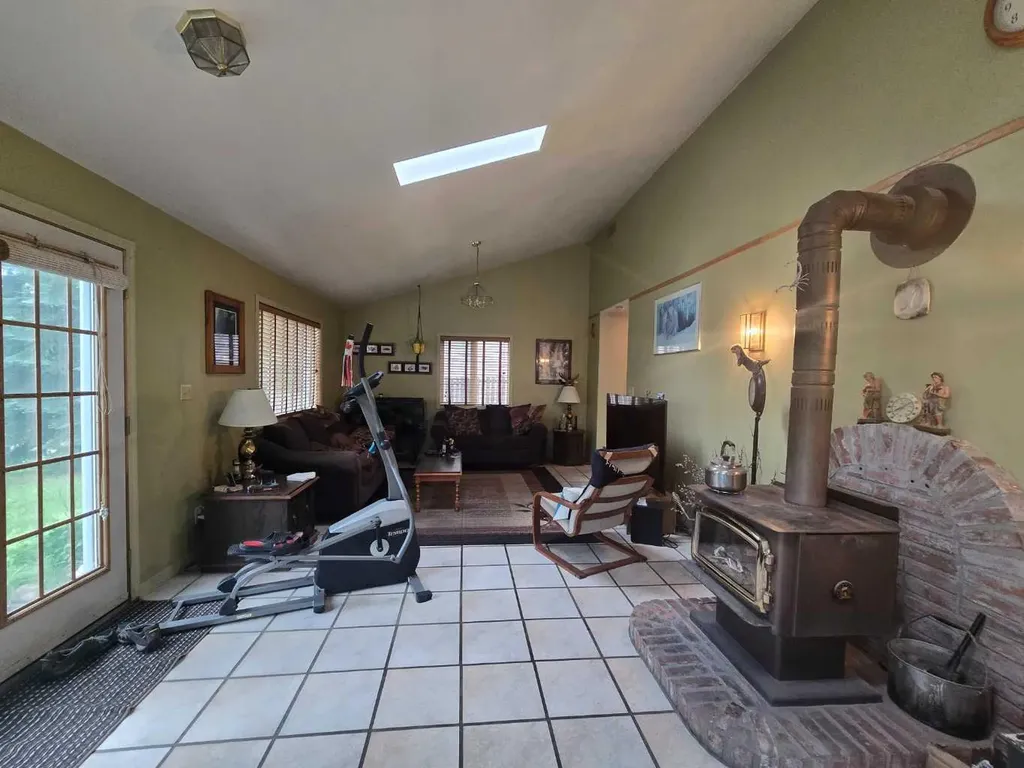 5106 Center Avenue Robb AB T7E 1X0