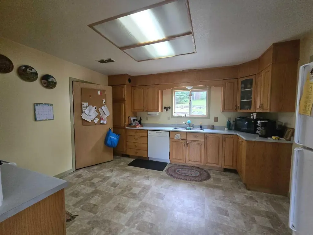 5106 Center Avenue Robb AB T7E 1X0