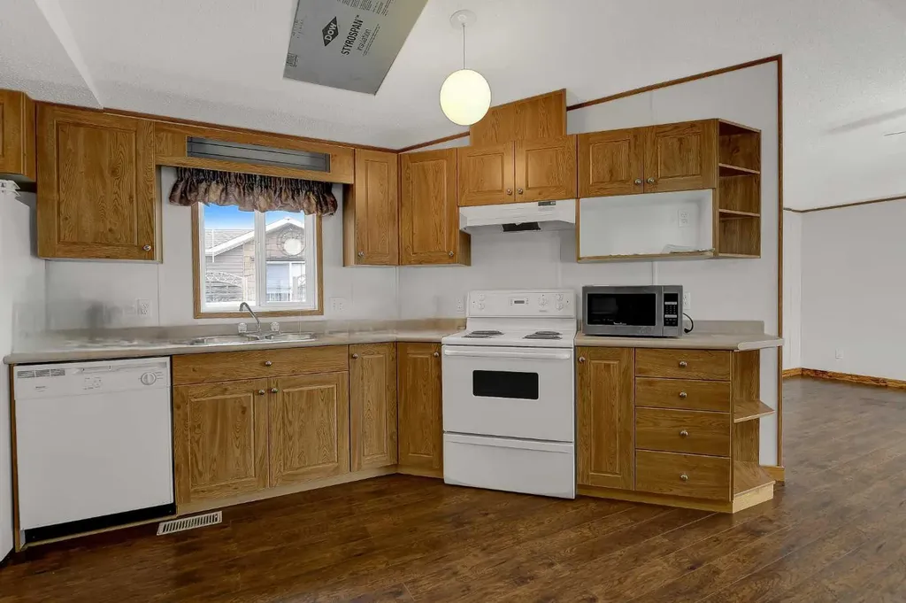 9709 110 Avenue Clairmont AB T8X 5E1