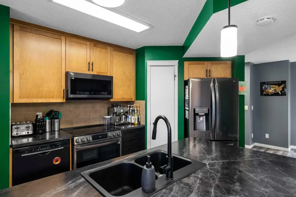 72 New Brighton Common SE Calgary AB T2Z 0T9