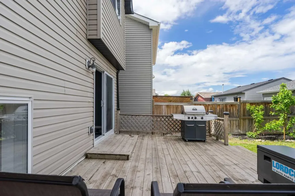 72 New Brighton Common SE Calgary AB T2Z 0T9