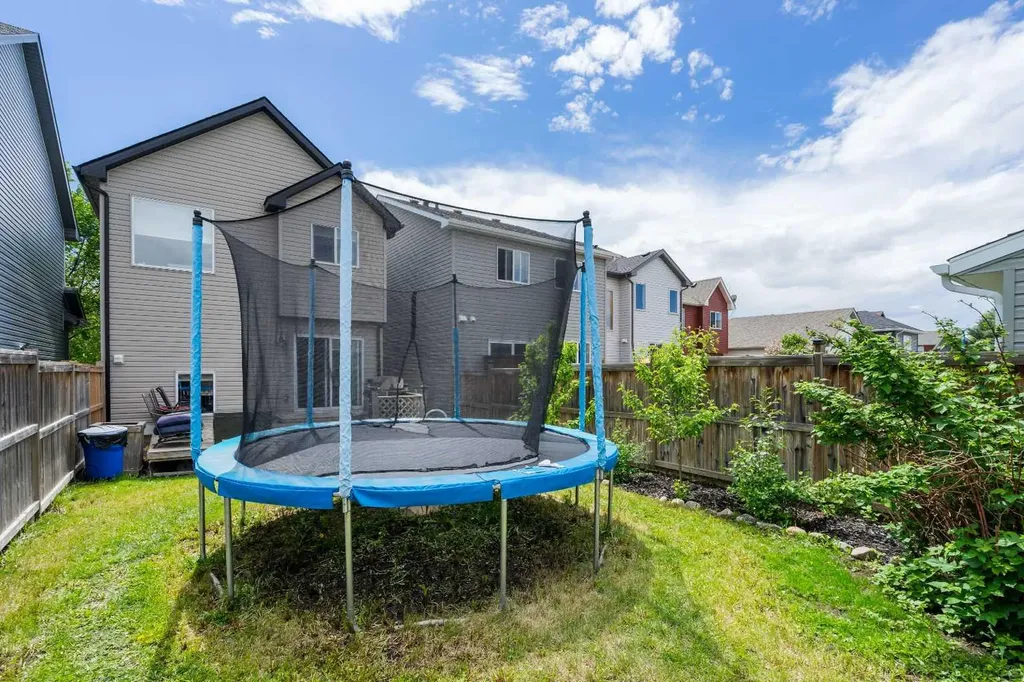 72 New Brighton Common SE Calgary AB T2Z 0T9