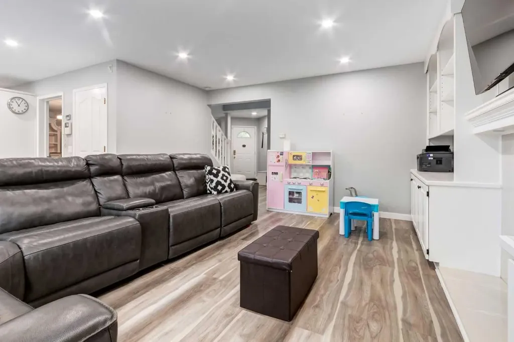 109 Shawbrooke Close SW Calgary AB T2Y 3A6
