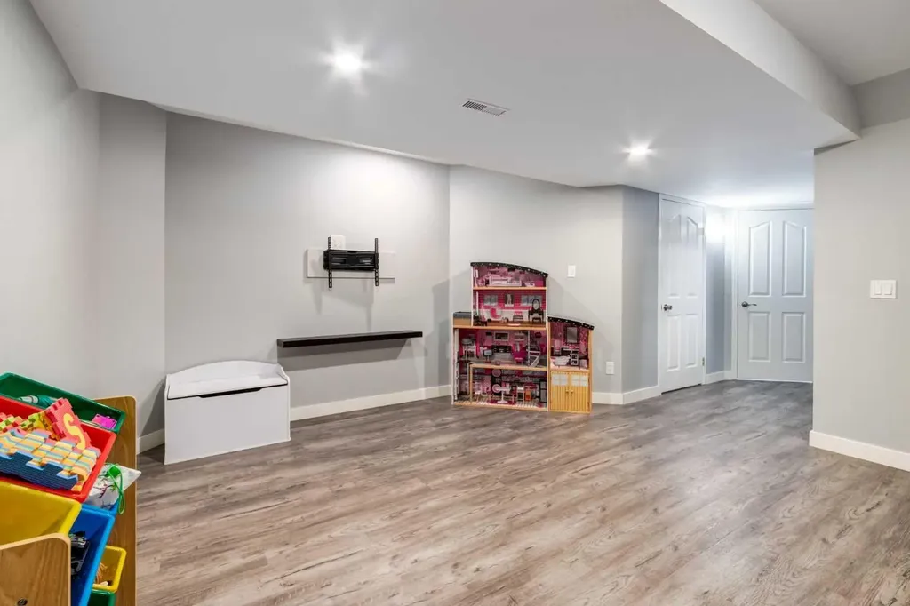 109 Shawbrooke Close SW Calgary AB T2Y 3A6