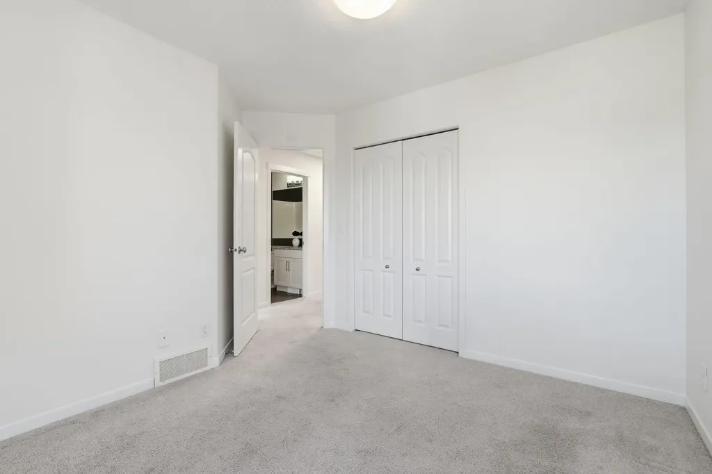 108 Evansborough Crescent NW Calgary AB T3P 0M3