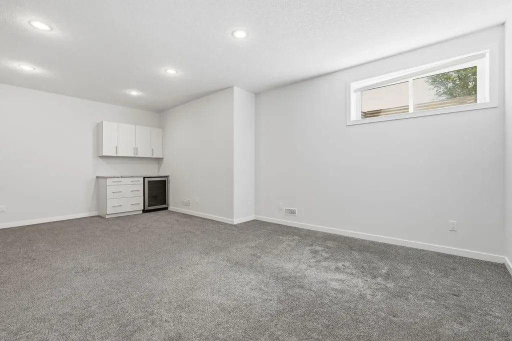 108 Evansborough Crescent NW Calgary AB T3P 0M3