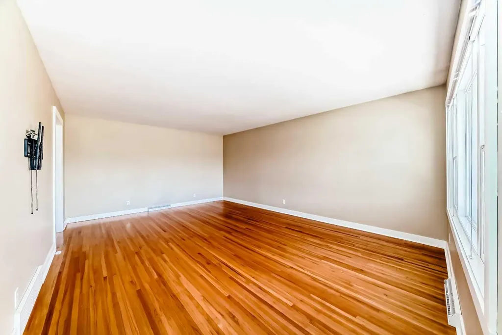 3708A Spruce Drive SW Calgary AB T3C3A7