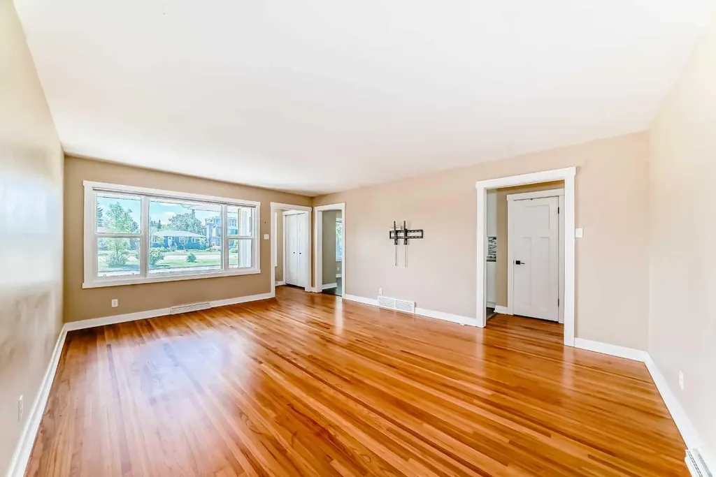 3708A Spruce Drive SW Calgary AB T3C3A7