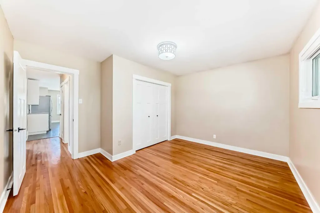 3708A Spruce Drive SW Calgary AB T3C3A7