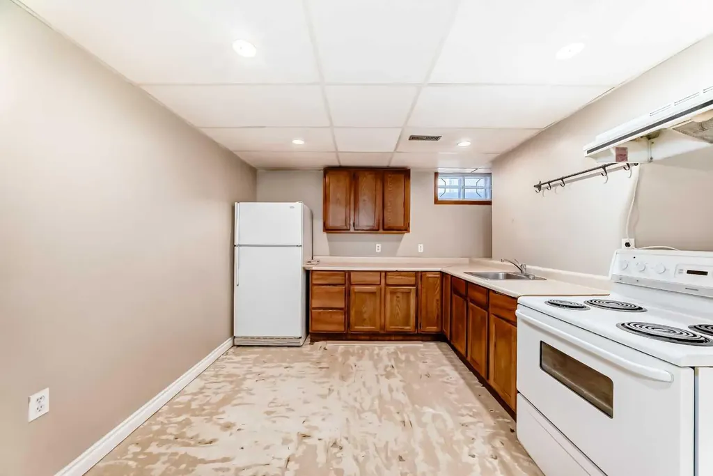 3708A Spruce Drive SW Calgary AB T3C3A7