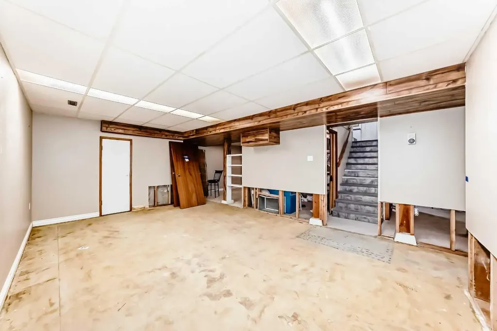 3708A Spruce Drive SW Calgary AB T3C3A7