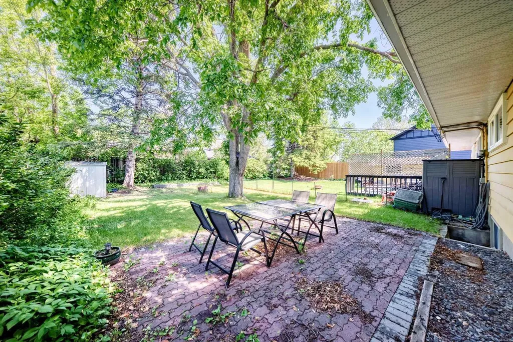 3708A Spruce Drive SW Calgary AB T3C3A7