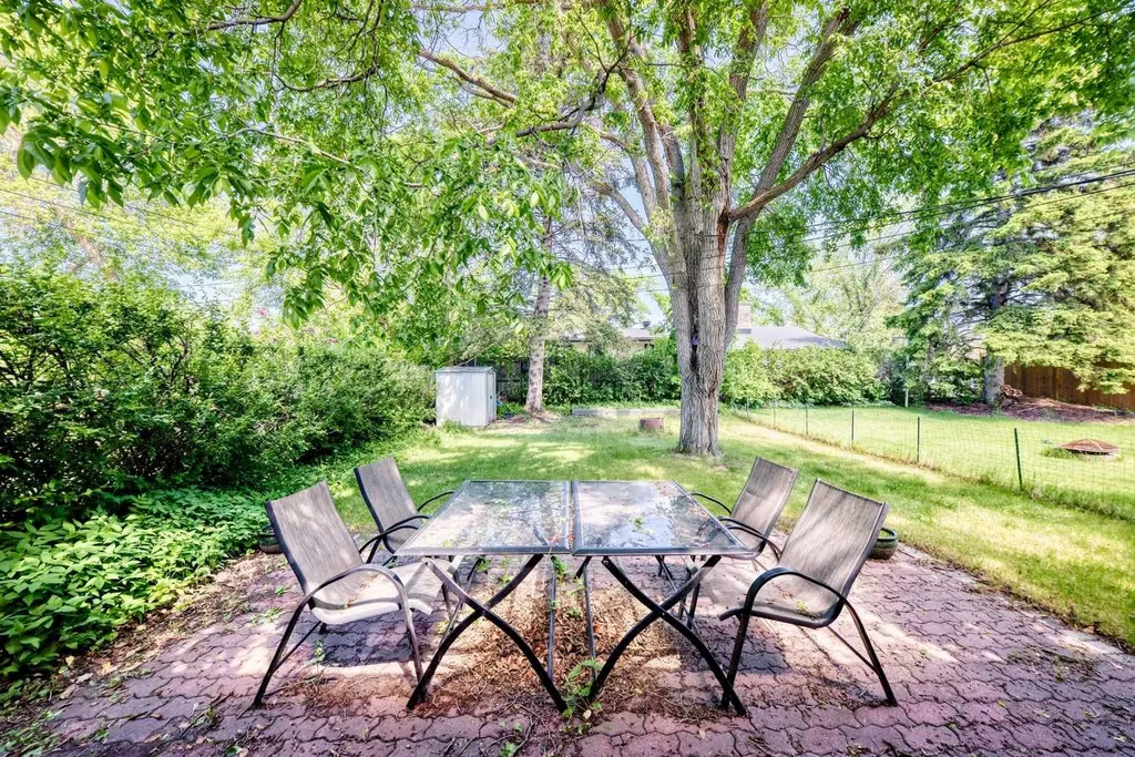 3708A Spruce Drive SW Calgary AB T3C3A7