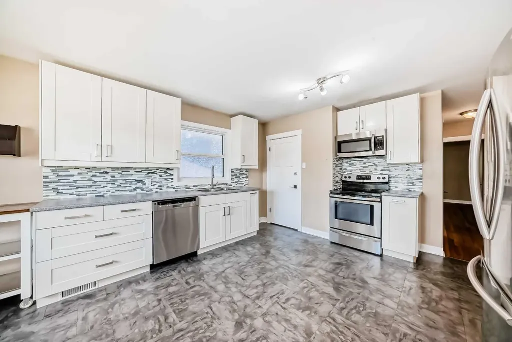 3708A Spruce Drive SW Calgary AB T3C3A7
