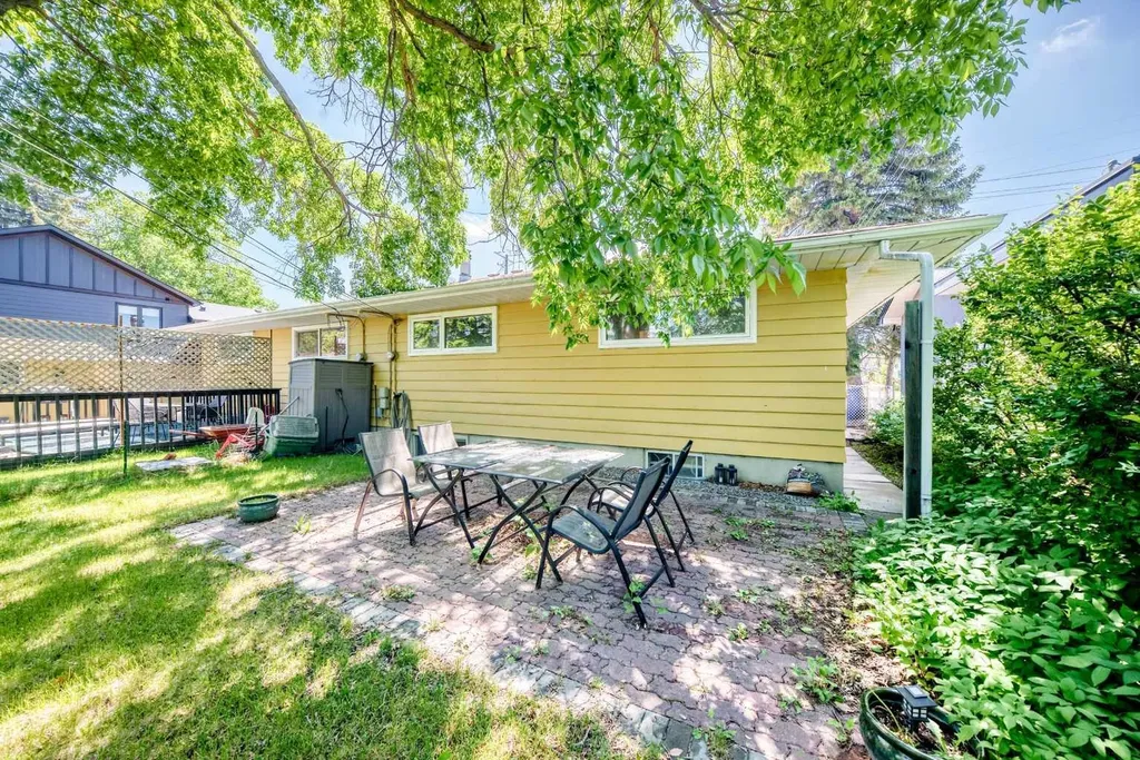 3708A Spruce Drive SW Calgary AB T3C3A7