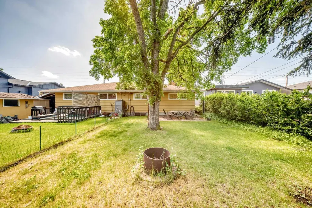 3708A Spruce Drive SW Calgary AB T3C3A7