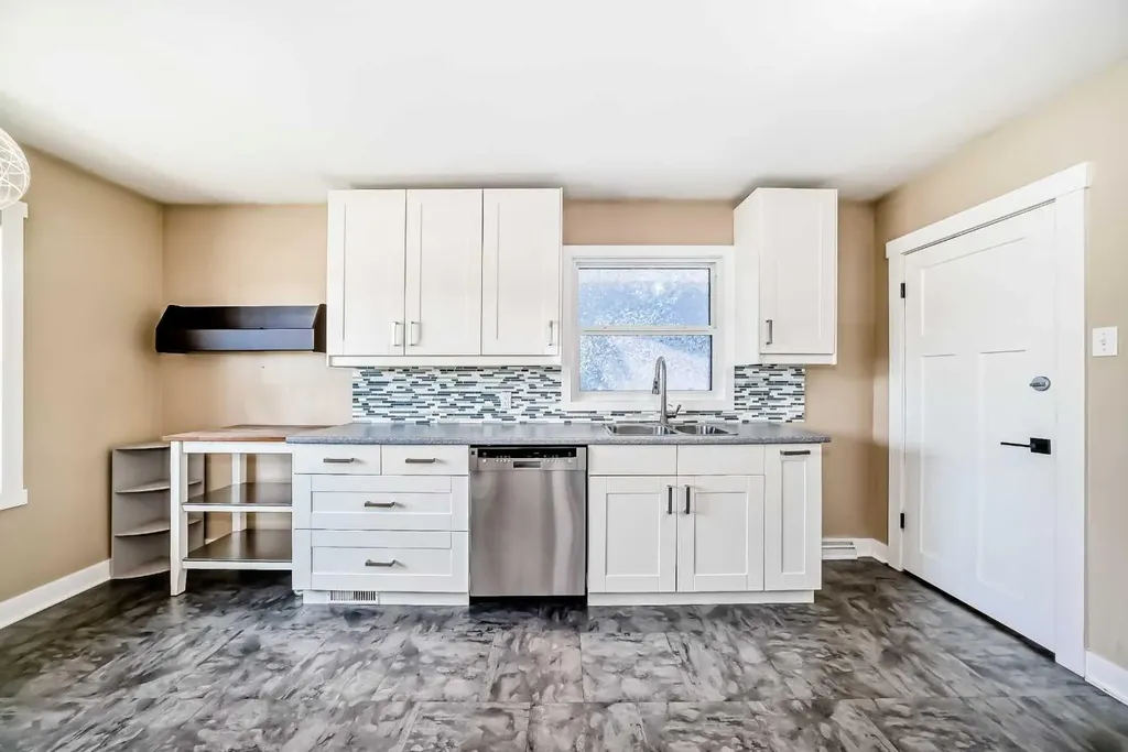 3708A Spruce Drive SW Calgary AB T3C3A7