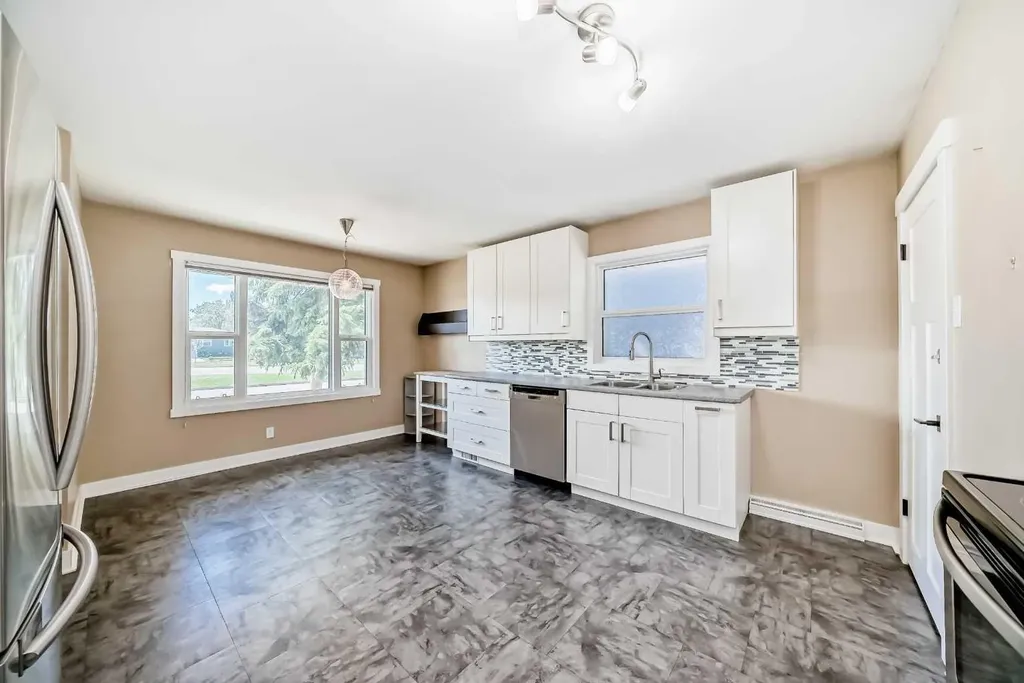 3708A Spruce Drive SW Calgary AB T3C3A7