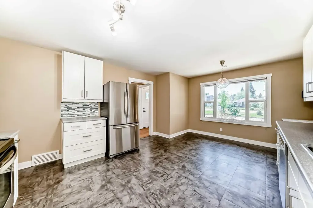 3708A Spruce Drive SW Calgary AB T3C3A7