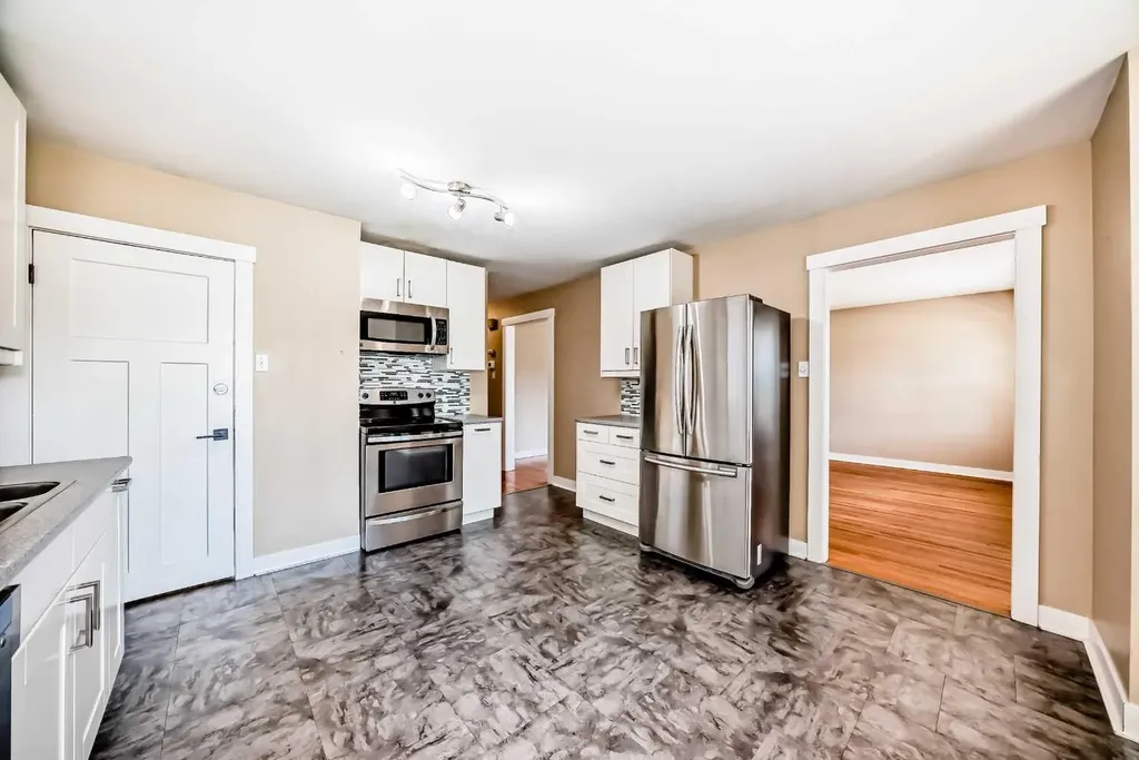 3708A Spruce Drive SW Calgary AB T3C3A7