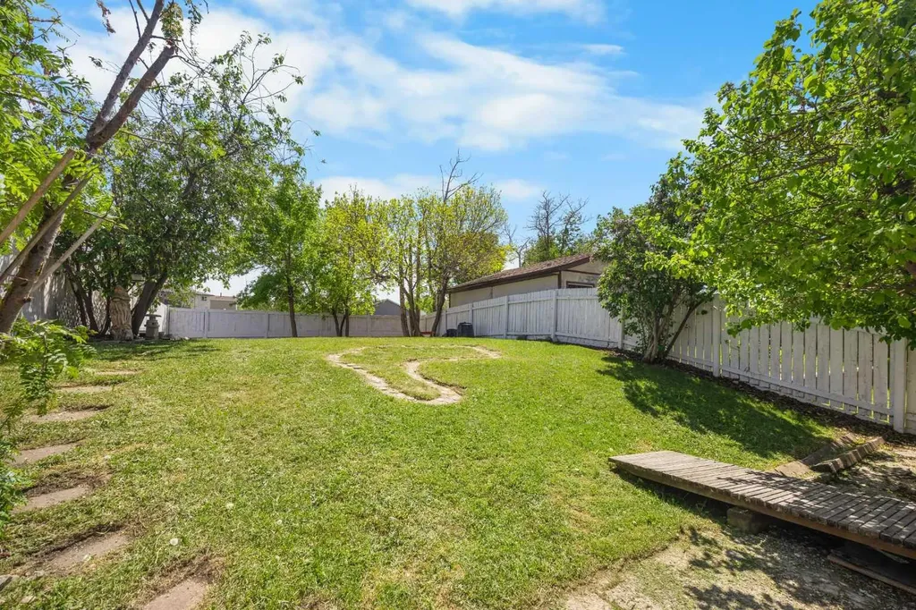 41 Castleglen Road NE Calgary AB T3J 1P2