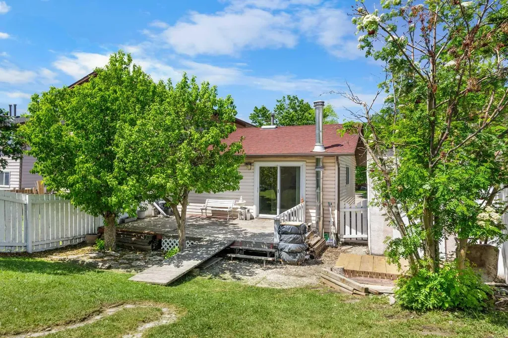 41 Castleglen Road NE Calgary AB T3J 1P2