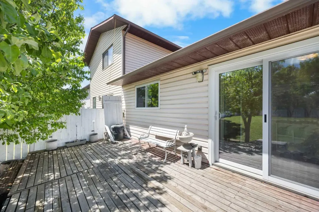 41 Castleglen Road NE Calgary AB T3J 1P2