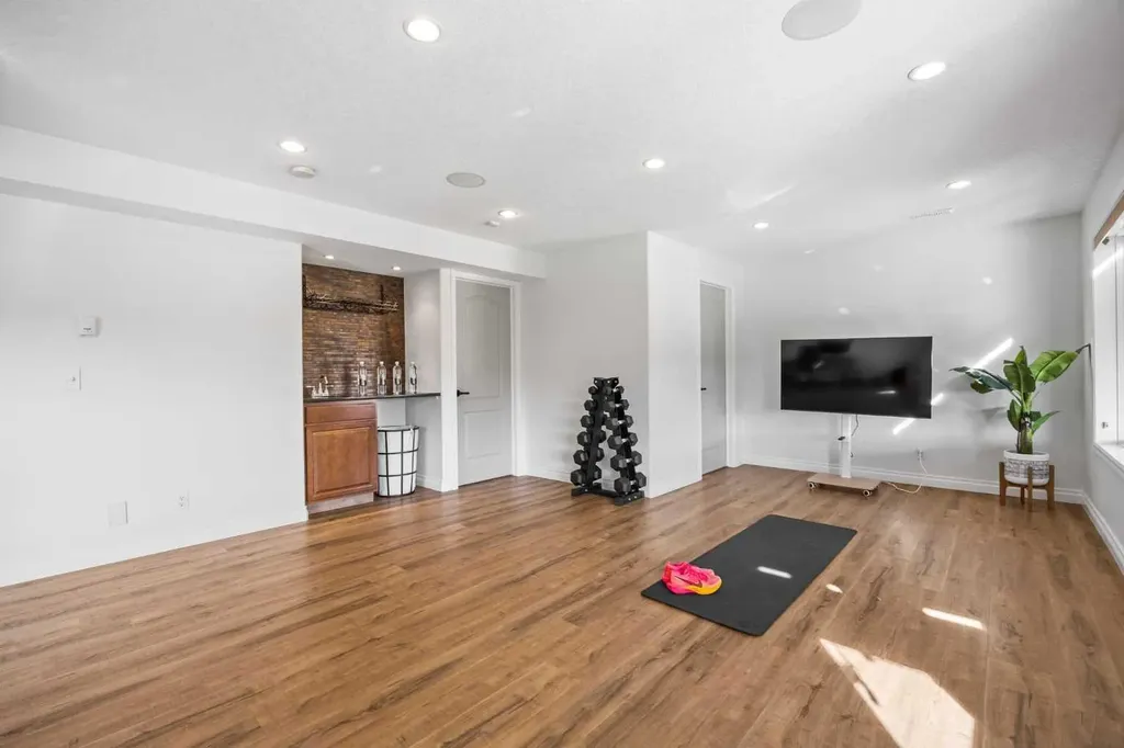 87 Royal Birch Point NW Calgary AB T3G 5P9
