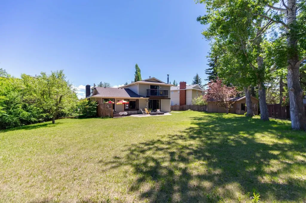 243 Silvergrove Place NW Calgary AB T3B 4T5